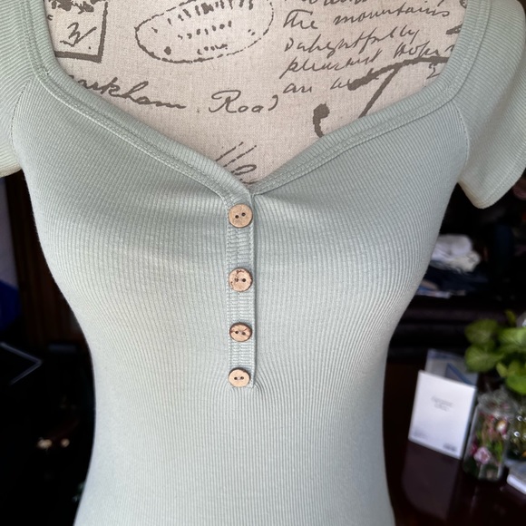 Woman’s gaze light green bodysuit - Picture 4 of 16